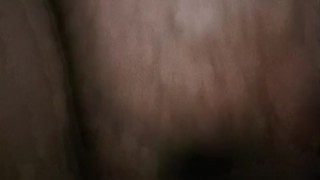 Comparto la cama con mi jefe por error y terminamos cogiendo