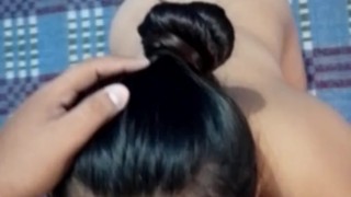 Hermosa chica mexicana dando un oral a su novio