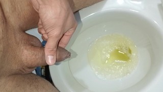 desesperado pissing largo y placentero en baño publico casi me pillan, sonido orininal,primer plano