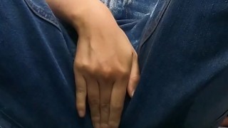 巨乳JKがジーンズでおしがまおもらしオナニー