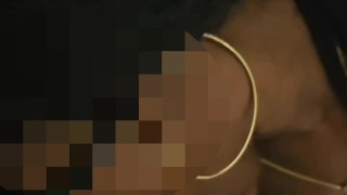 Milf ebony Scopa uno sconosciuto mentre il marito cornuto non c'è e si fa sborrare sui piedi