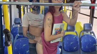 Estudante sobe no ônibus e por estranho em público!