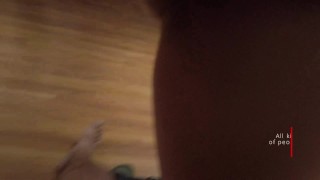 Andaba tan caliente que provoco al plomero para cogérmelo