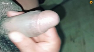 Chico sexy jalando su polla rica – e intentando corrida arriesgada