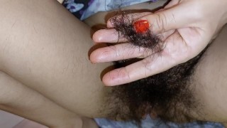 Amateurbrünette schneidet sich die Haare an der Muschi. Heiße Mutter, haarige Muschi, großer Arsch