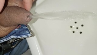 pissing desesperado en baño publico,masturbacion, casi me pillan primer plano