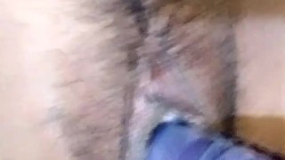 Rica colegiala en su casa de su amiga lo pillan rompiendo el culo