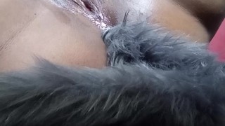 Morena se toca su coño y trasero aceitado y se masturba