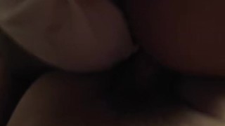 Mi novia y yo a escondidas con mi familia en casa