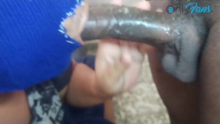 Yo tratándome la enorme y gruesa verga de mi vecino me saca toda la baba.