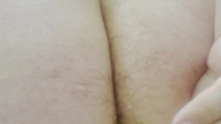 Enfiando brinquedinho no cu