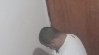 Namorada do corno estranho no banheiro