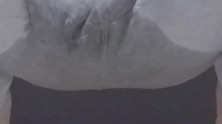 スウェットを着た男性が椅子に跨ったままおしっこを大量にお漏らし