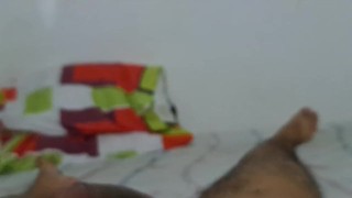 Gatita sedienta folla duro para recibir leche caliente