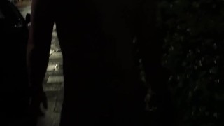 Junger Schwuler Junge rennt Nachts durch die Straßen und alle sehen es