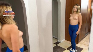 Милая сквиртует и мастурбирует, лежит в моче на зеркале