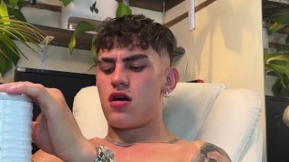 chico de gran verga se corre en sus duros abs 🙈 💦