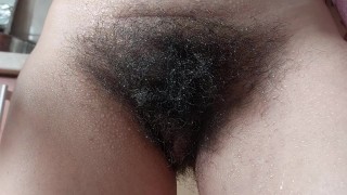 La chatte chaude de maman dans la cuisine. Brune sexy avec chatte poilue, gros cul et gros tétons