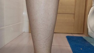 Mulher gostosa toca sua buceta peluda. Buceta gostosa com cabelos castanhos, bunda grande e seios