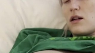 BIONDA TETTONA usa il suo SEX TOY preferito per masturbarsi e venire