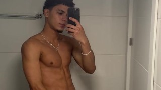 Me masturbo frente al espejo.