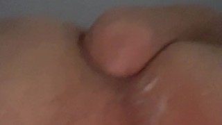 Junge fistet sich selbst mit der faust