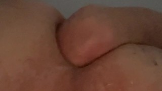 Junge fistet sich selbst mit der faust