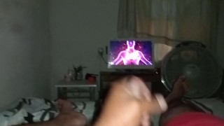 El inter se desestresa sobandose el bulto con el shorts hasta correrse