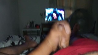 El inter se desestresa sobandose el bulto con el shorts hasta correrse