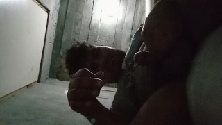 El pene pequeño se masturba en el baño