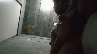 El pene pequeño se masturba en el baño