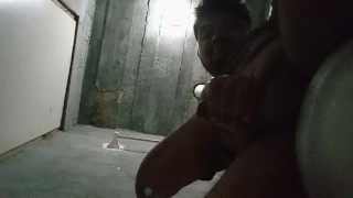 El pene pequeño se masturba en el baño