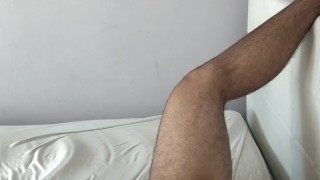 Дрочит на кровати