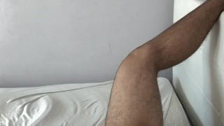 Дрочит на кровати