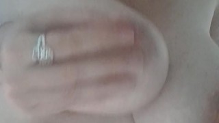 Je me masse mes seins