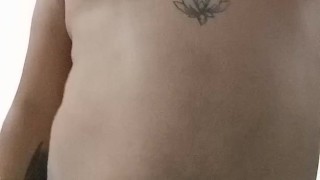 Gordo bello baila en tanga y después se da placer