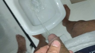 Mijando com minha piroca no banheiro do show da apresentação
