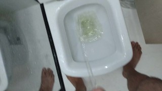 Mijando com minha piroca no banheiro do show da apresentação