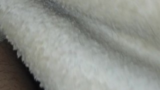 Debaixo do cobertor no frio e vibrador pra deixa a piroca de boa