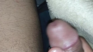 Debaixo do cobertor no frio e vibrador pra deixa a piroca de boa
