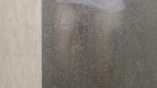 A través del vidrio mis nalgas blancas brillan