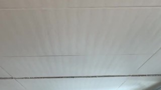 J’éjacules partout dans ma douche!