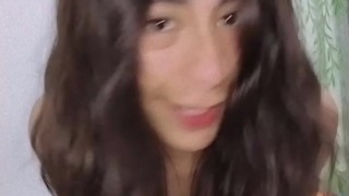 Putita afeminada con disfraz de gatita termina masturbando su gordo culo