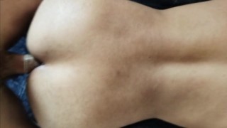 Cogiéndome por primera vez a este culito rico