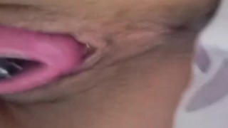 Joven latina masturbándose