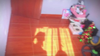 Me vengo en su GARGANTA mientras nuestra MADRASTRA DESCANSA