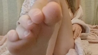 Be A Good Boy And Eat My Pussy While You're Massaging My Feet