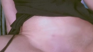 Chica universitaria, la muy zorra se masturba deliciosamente sola en su habitación