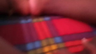 Hermanastra excitada en la medianoche, pies seductores en la oscuridad