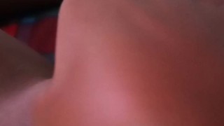 Hermanastra excitada en la medianoche, pies seductores en la oscuridad